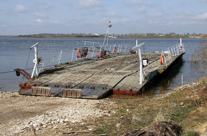 Паром бурная. Паром Юшта Шилово. Шилово паромная переправа. Юшта переправа. Юшта Рязанская область паром.