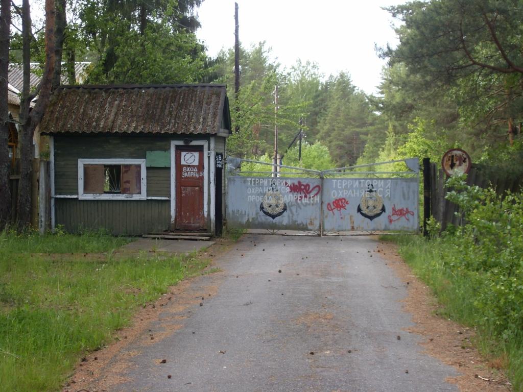 Старые кпп. Пропускной пункт Сосновый Бор. Заброшенные ворота воинской части. Контрольно пропускной пункт воинской части заброшки. Военная база ворота.