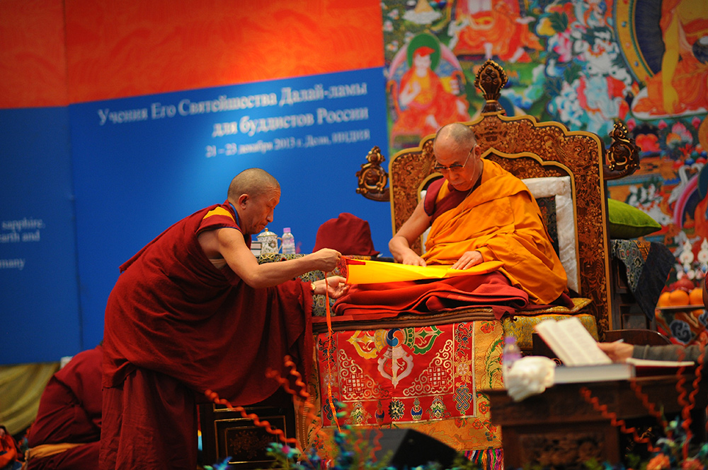Большая часть исповедует буддизм. Буддизм ламаизм в России. Дворец Далай-ламы музей. Далай-лама встреча монастыря. Тибетский буддизм Россия.