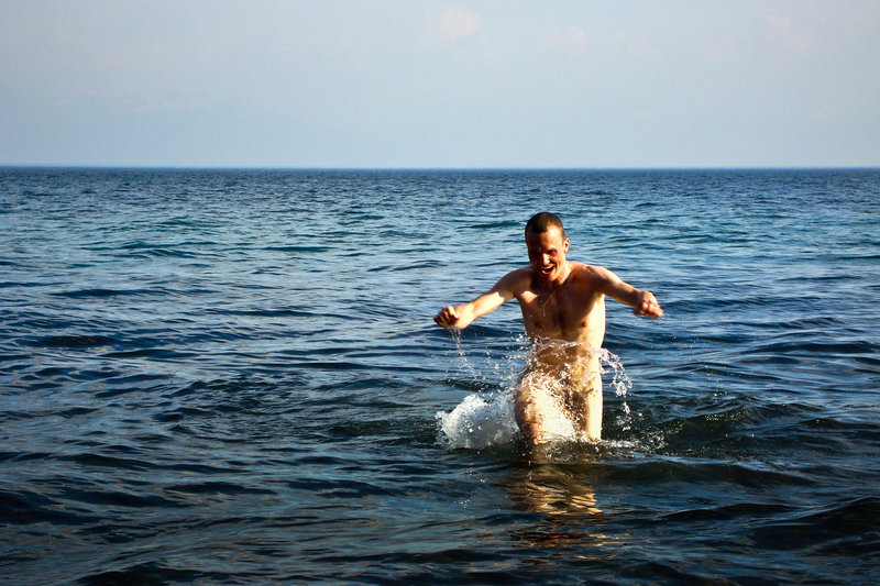 Туристы плыли по озеру. Байкал купаться. Мужик на Байкале. Люди купаются в Байкале. Купание в Байкале летом.