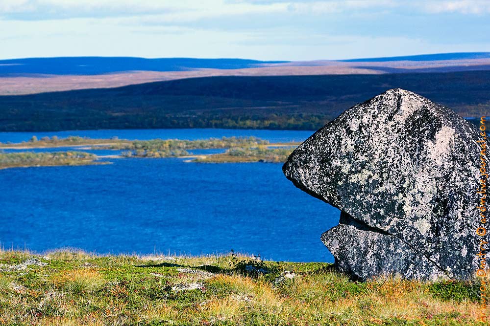 Кольский полуостров омывается белым и морями. Апатит Кольский полуостров. Крест на Кольском полуострове. Символы Кольского полуострова. Кольский полуостров театр.