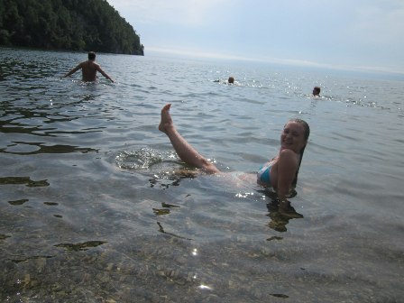 Байкал купаться летом. Байкал купание. Купание в Байкале летом. Озеро Байкал купание. Люди купаются в Байкале.
