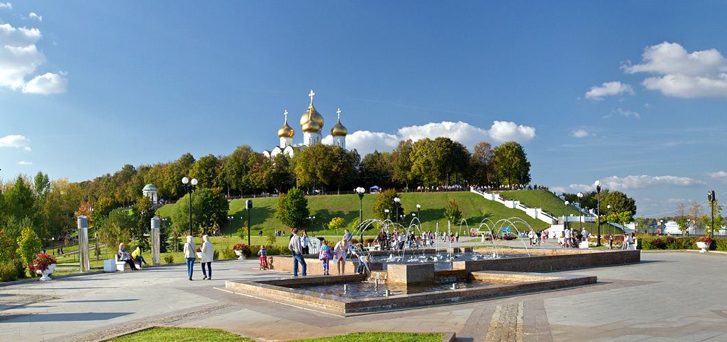 Много ярославль. Парк стрелка Ярославль. Ярославль набережная стрелка. Парк в Ярославле на набережной. Ярославль парк Которосль.