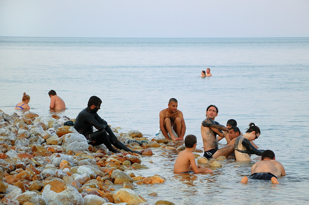 Сколько человек купается. Лечебная грязь мертвого моря. Пляж Эйн Геди. Мертвое море пляж Эйн Геди.