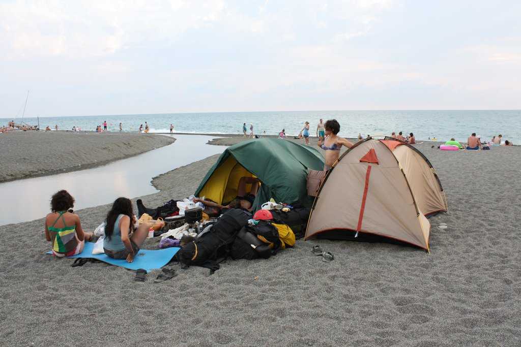 Куда поехать на юг. Туризм дикарем. Палатка для пляжа. Пляж с палаткой Сочи. Ночевка на берегу моря.