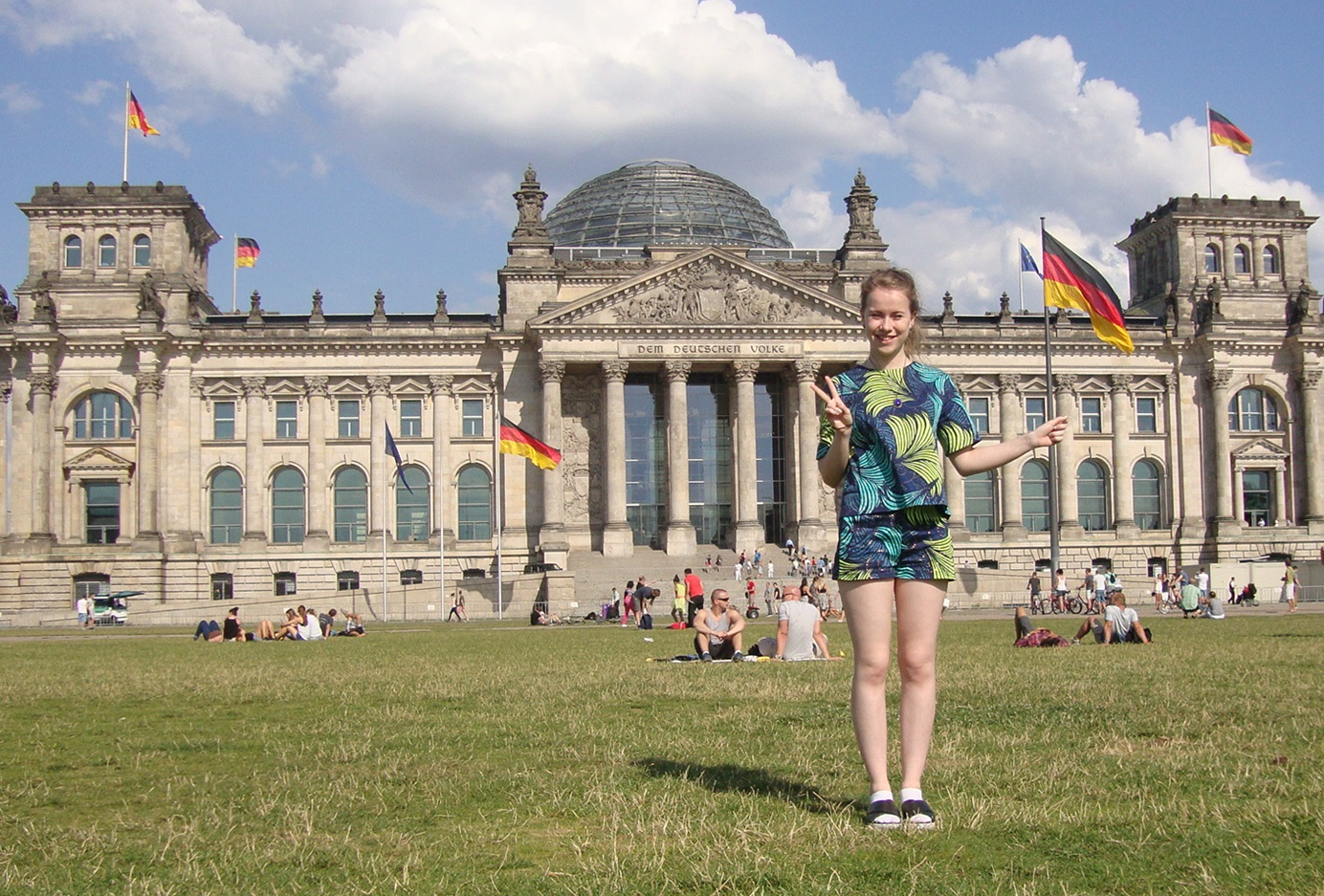 Чат германия по. Германия флаг университет. Германия школа с флагом. Иностранцы в Германии. Германия Берлин школа.