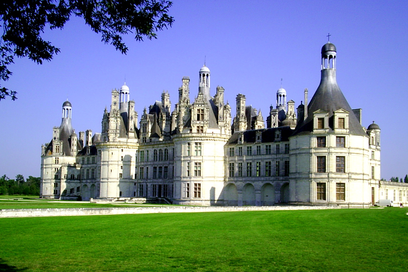 Famous castles. Замок Шамбор Франция. Замки Луары Шамбор. Замок Шамбор (Долина Луары). Замок Шамбор во Франции. 1519-1547..