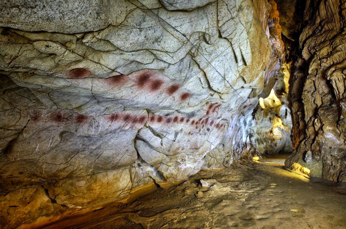Какую вещь бекки нашли в пещере. Хойт Цэнкер Агуй пещера. Пещера Эль Сидрон Испания. Пещера Кейв де Пуэнте.