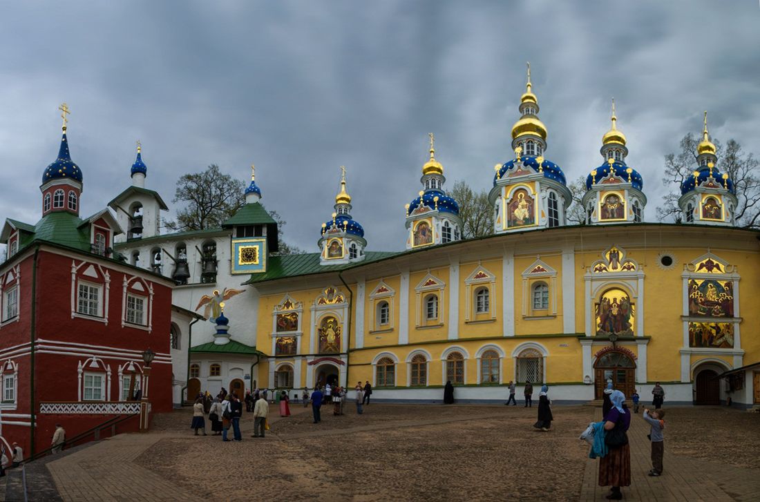 Сайт печерского монастыря. Успенский пещерный храм Псково-Печерского монастыря. Свято Успенский Псково Печерский монастырь гроб. Патриарший корпус Псково-Печерского монастыря. Псково-Печерский монастырь лестница от Михайловского собора.