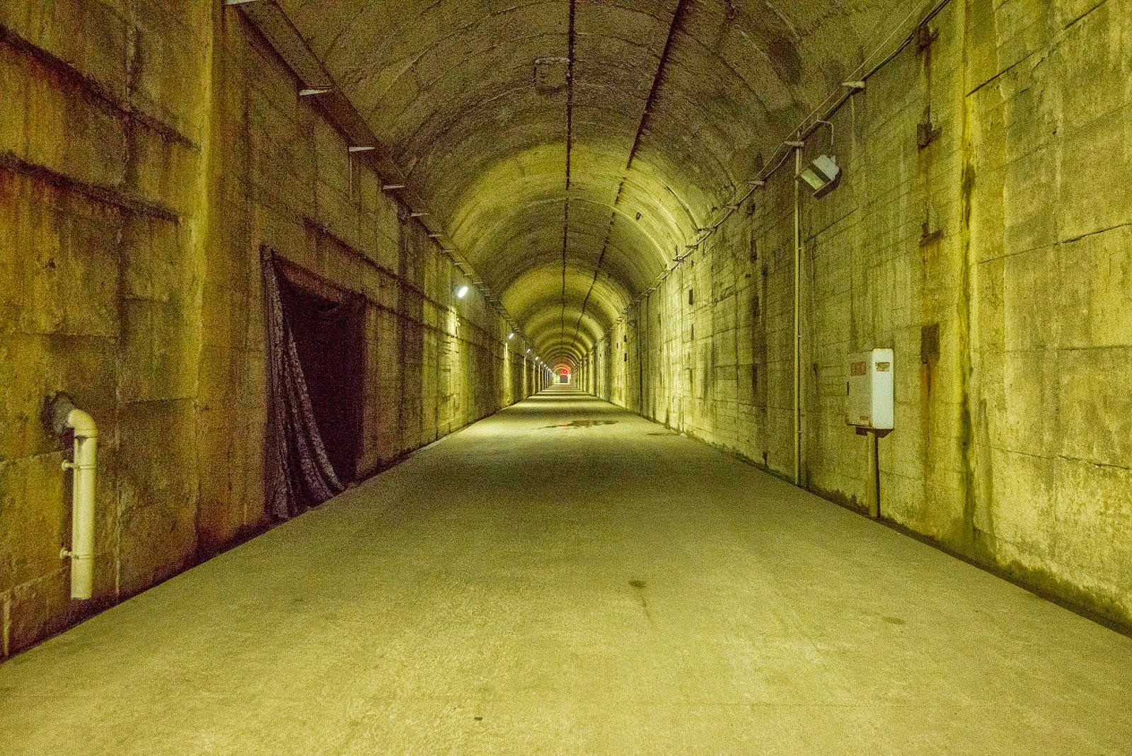 Underground tunnel. 816 Бункер. Проект 816 (Китай, Чунцин). Бункер проект 816. Большие подземные сооружения.