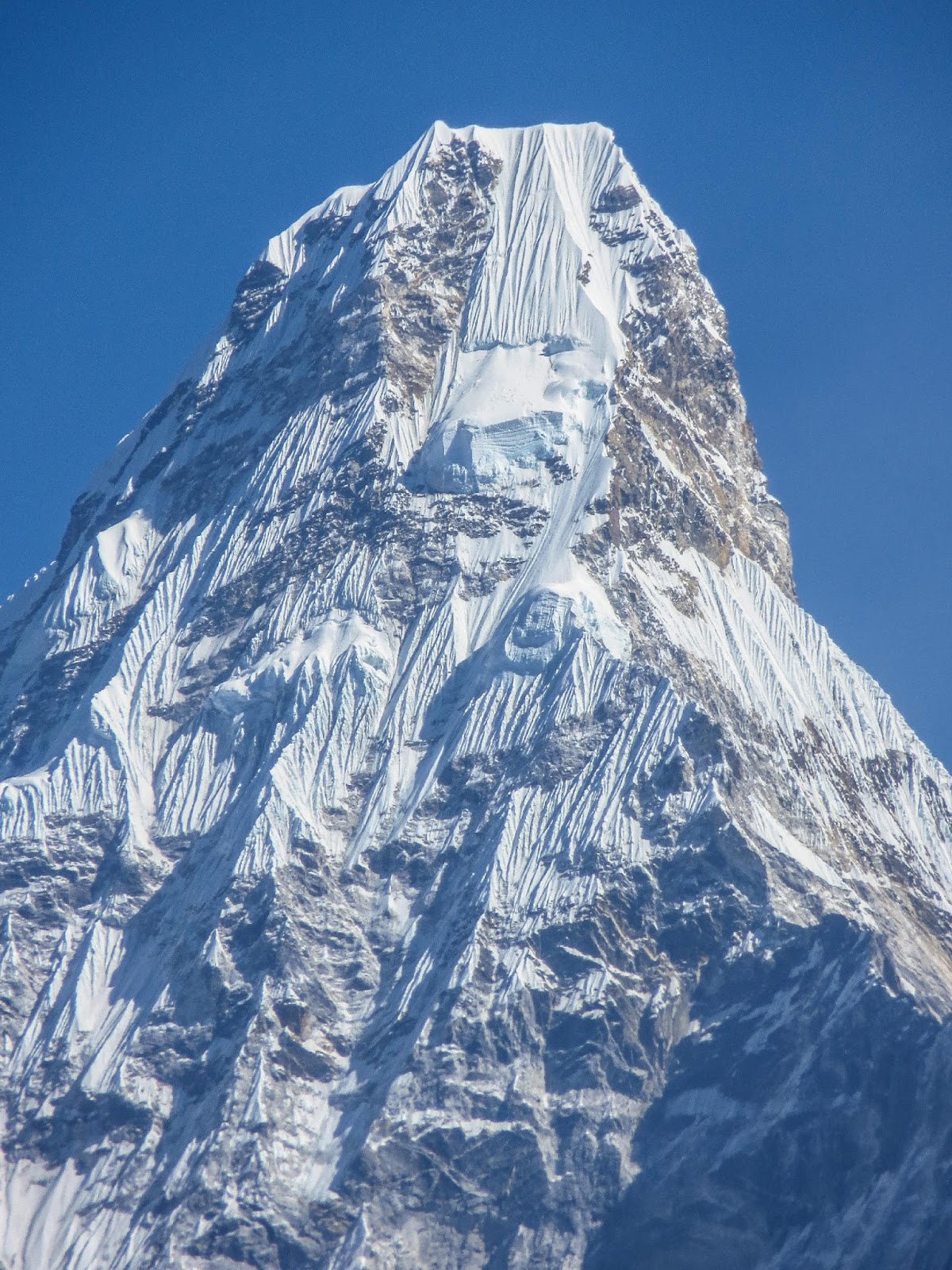 Double mountain. Ама Даблам гора. Вершина ама Даблам. Желтая башня ама Даблам. Ама Даблам и Эверест.