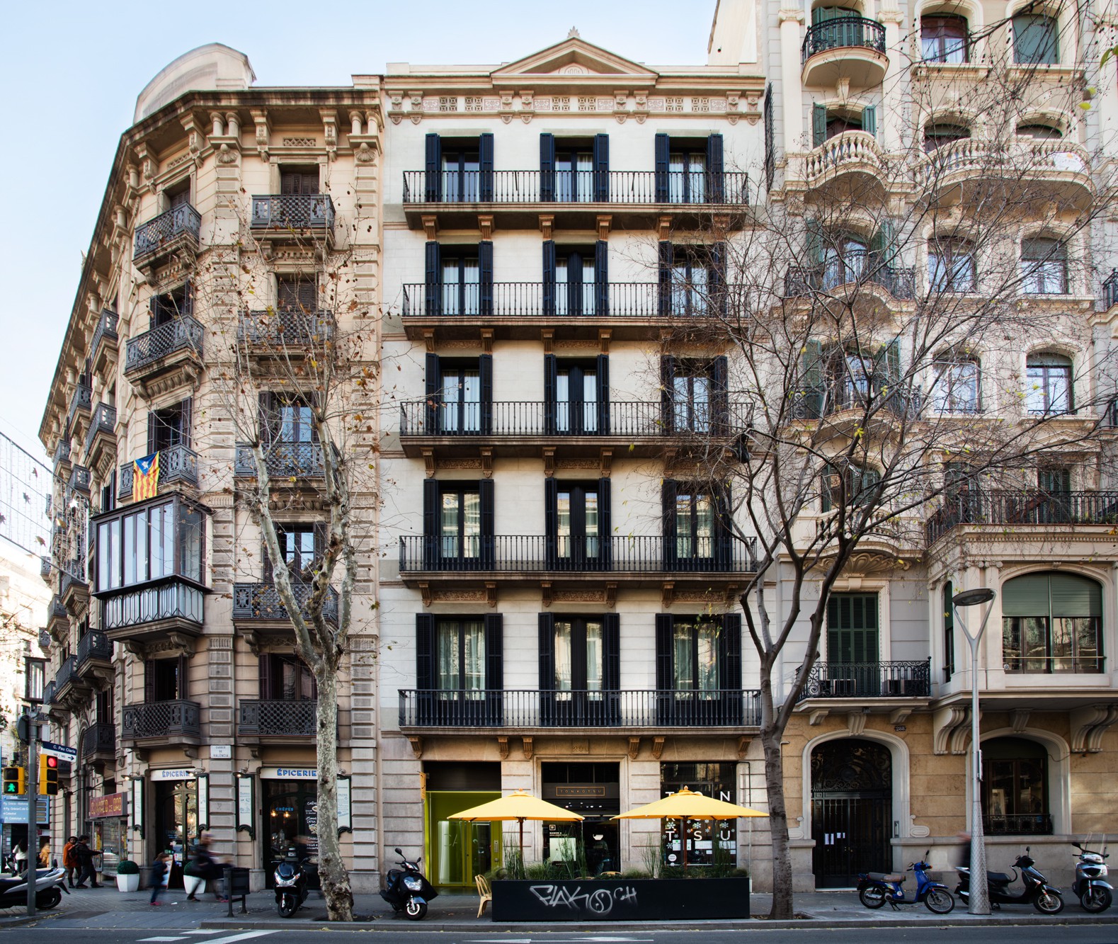 Барс квартиры. Passeig de Gracia Барселона. Проспект Грасия Барселона. Пасео де Грасиа в Барселоне, Испания.