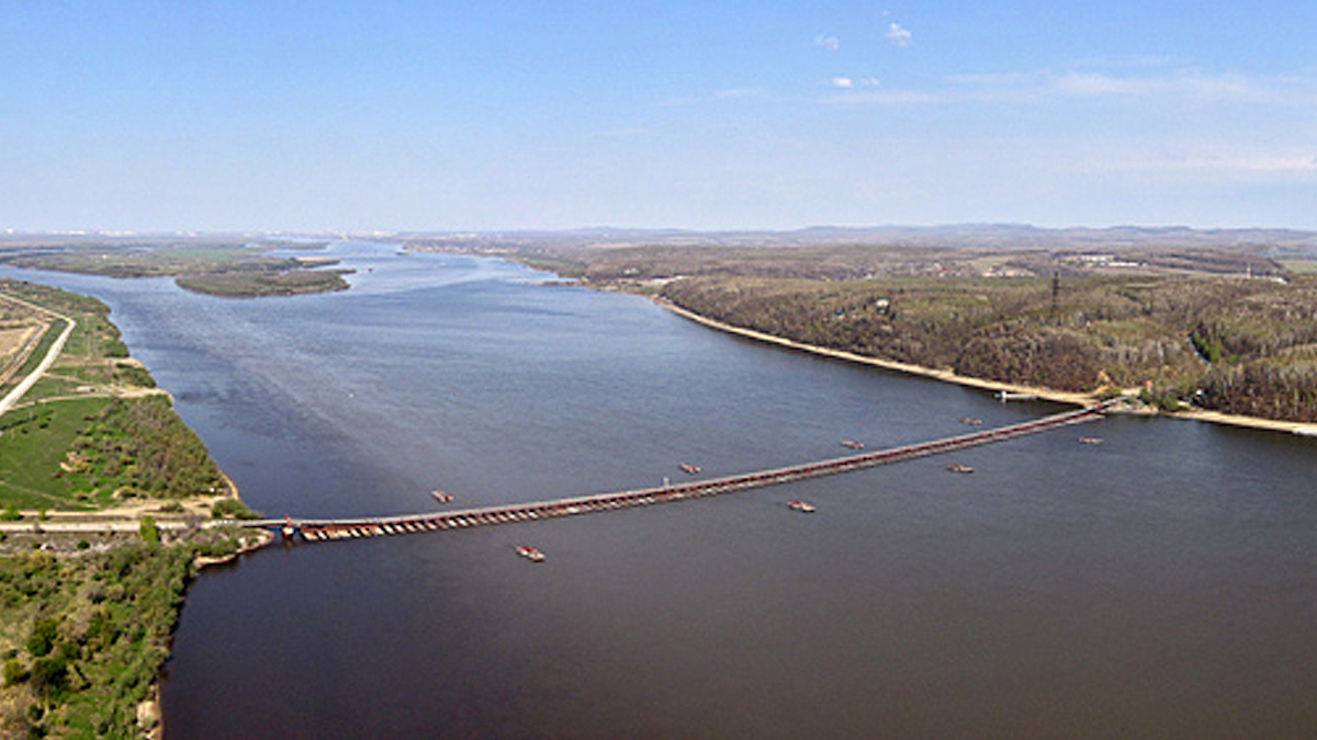 Хабаровск стоит на реке. Мост на большой Уссурийский остров Хабаровск. Река Амур Хабаровск. Река Амур мост Хабаровск. Хабаровск река Амур берег.