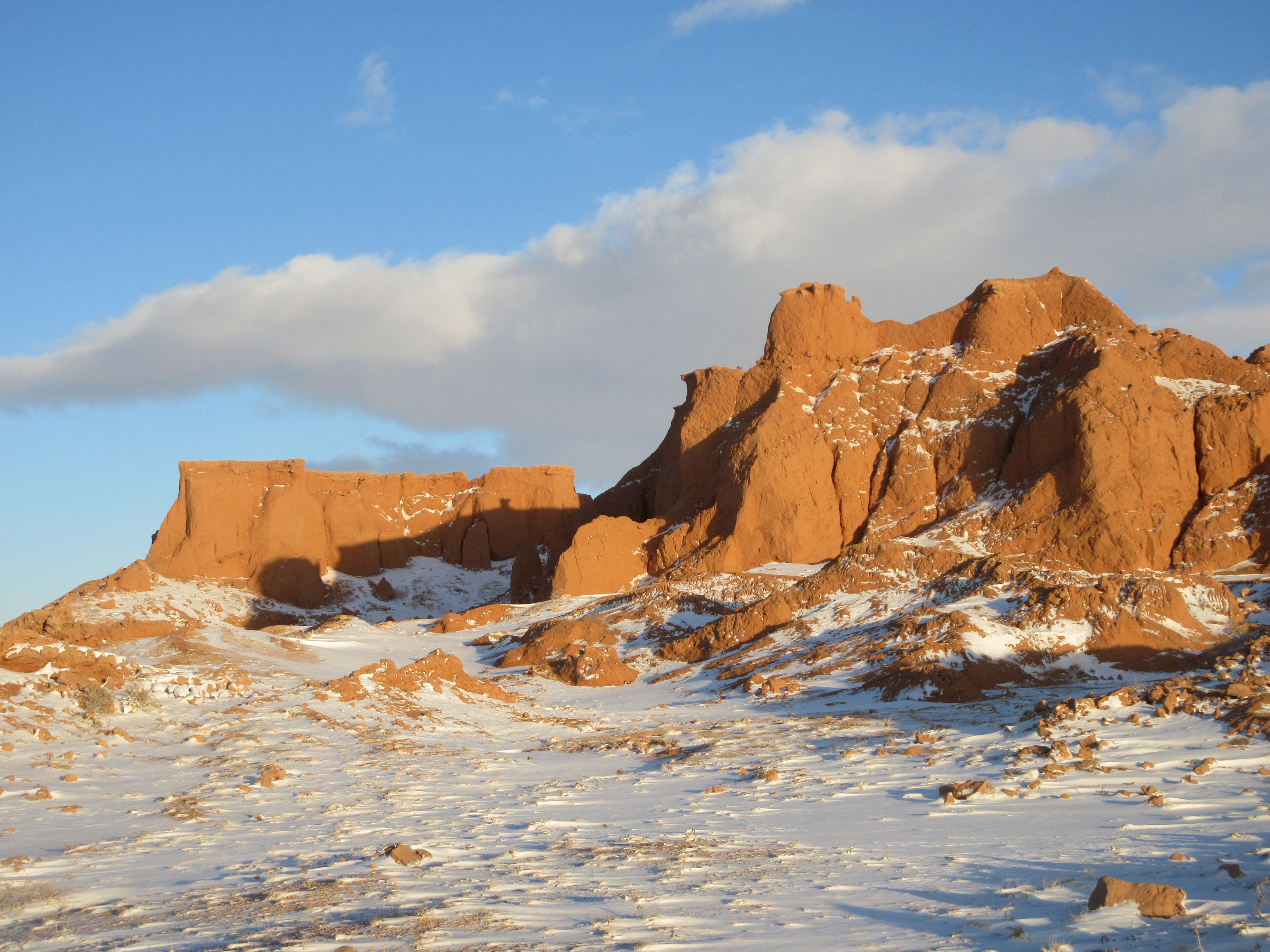 Gobi desert collective magara. Гоби Монголия. Пустыня Гоби климат. Пустыня Гоби скалы. Монголия пустыня Гоби зимой.