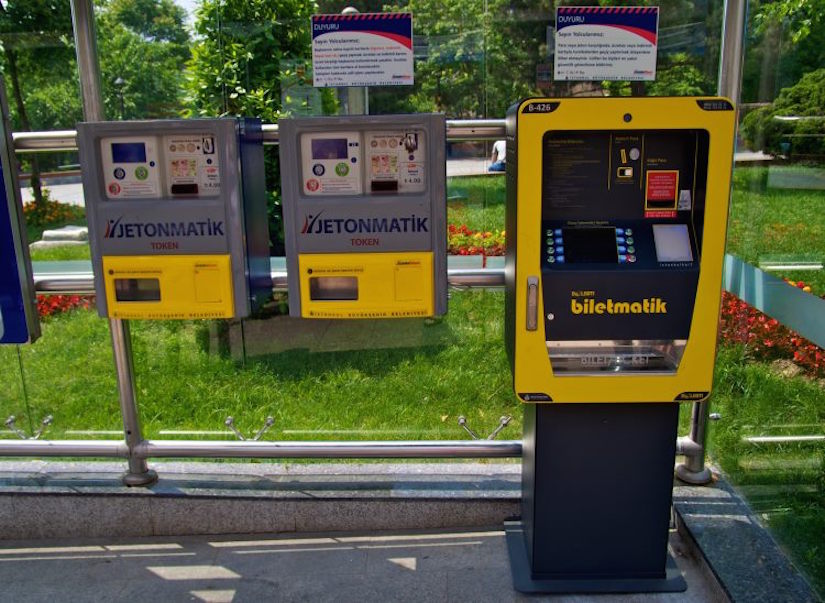 Билетные автоматы на остановках Стамбула
