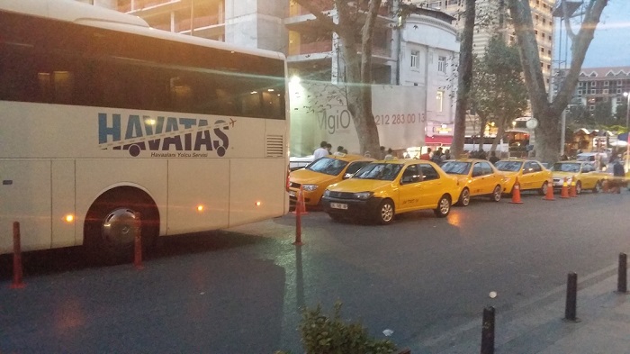 Остановка автобуса Хаваташ на площади Таксим