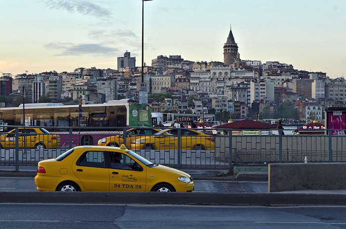Машина такси Стамбула на набережной