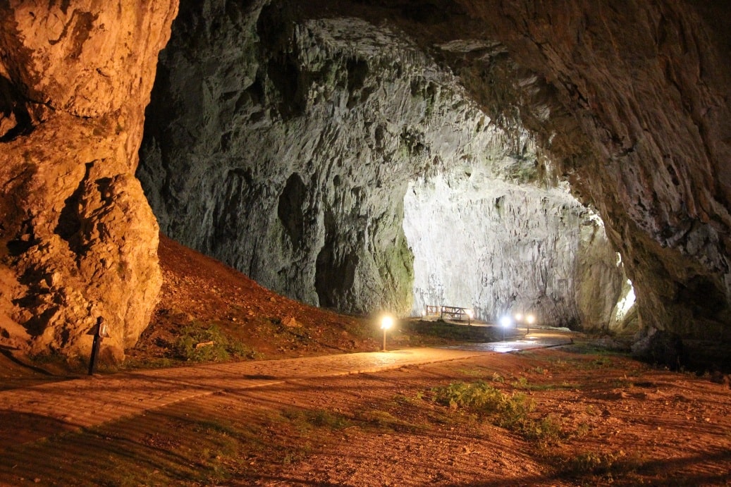 Cave text. Гремячевские карстовые пещеры. Пещера Стопича. Пещера в горах. Тектонические пещеры.