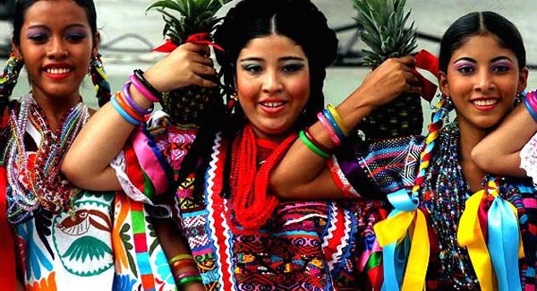 Мексиканки в национальных костюмах.