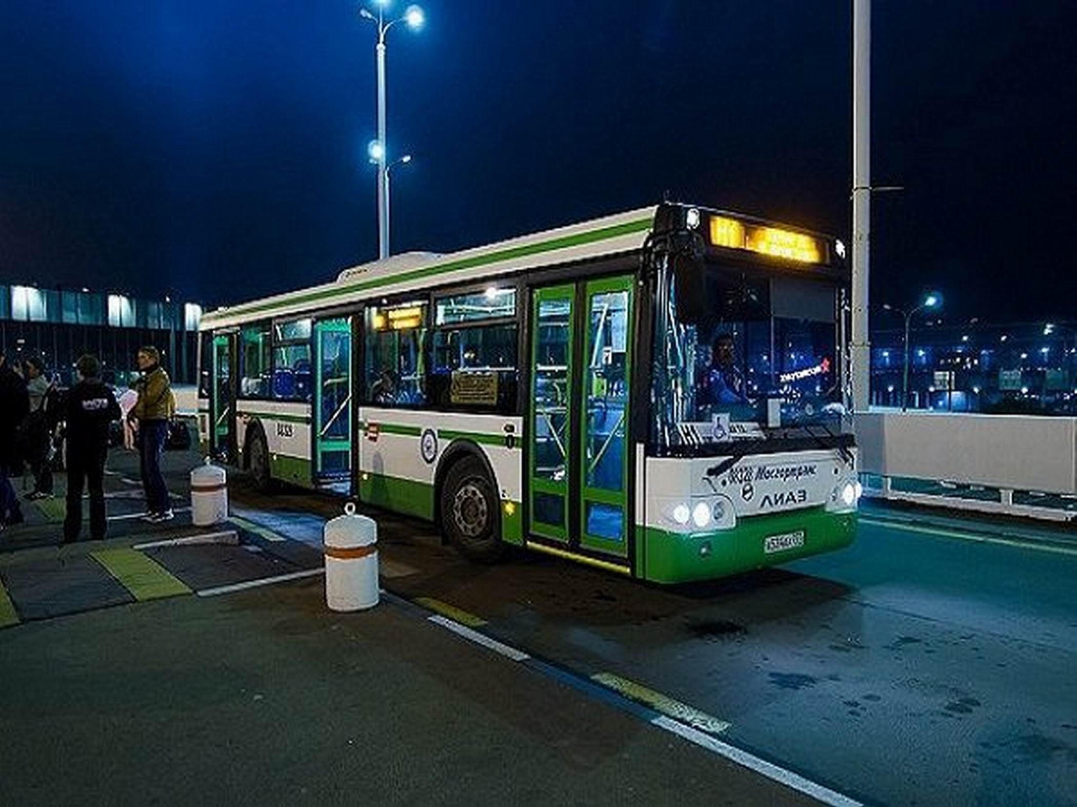 Остановки ночного автобуса. Ночные автобусы. Автобус ночью. Автобус Москва. Общественный транспорт ночью.