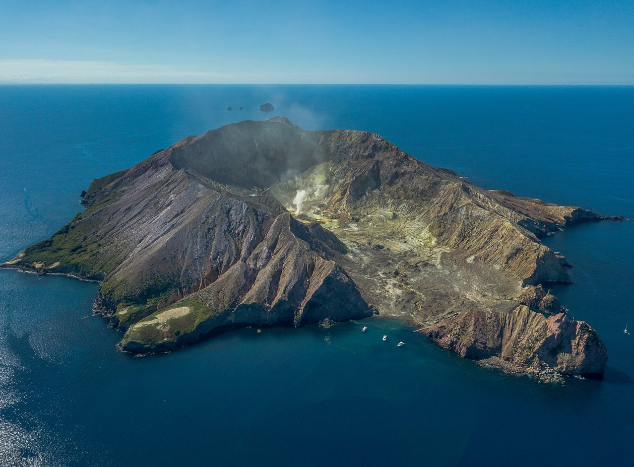 Volcano island. Вулкан Уайт-Айленд. Вулканический остров Уайт-Айленд. Остров вулкан Стромболи. Остров Аогашима.