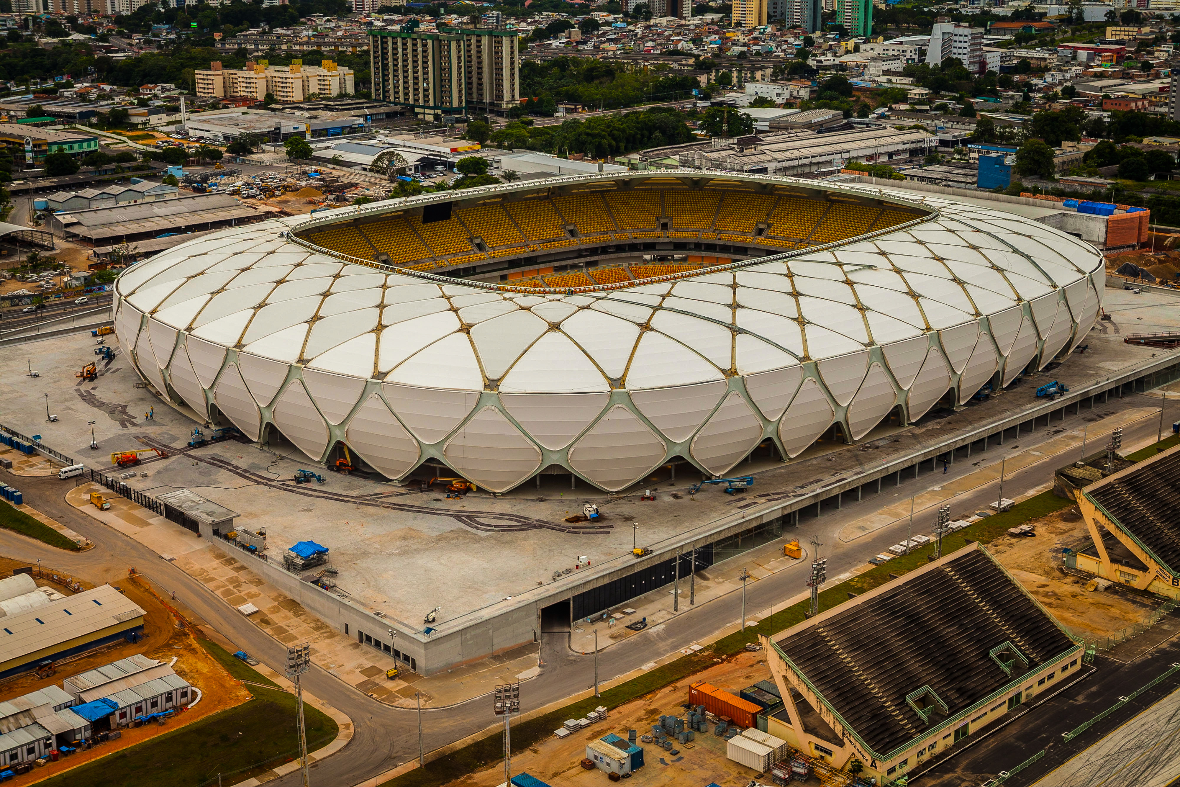 Самые красивые стадионы. Стадион Амазония Бразилия. Арена дас Дунас. Бразилия футбольная Арена. Футбольный стадион Бразилии.