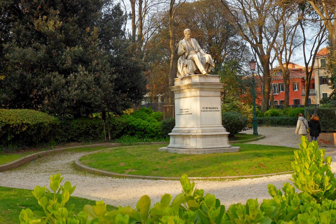 Скульптура Пьетро Палеокапа в парке Giardino Papadopoli