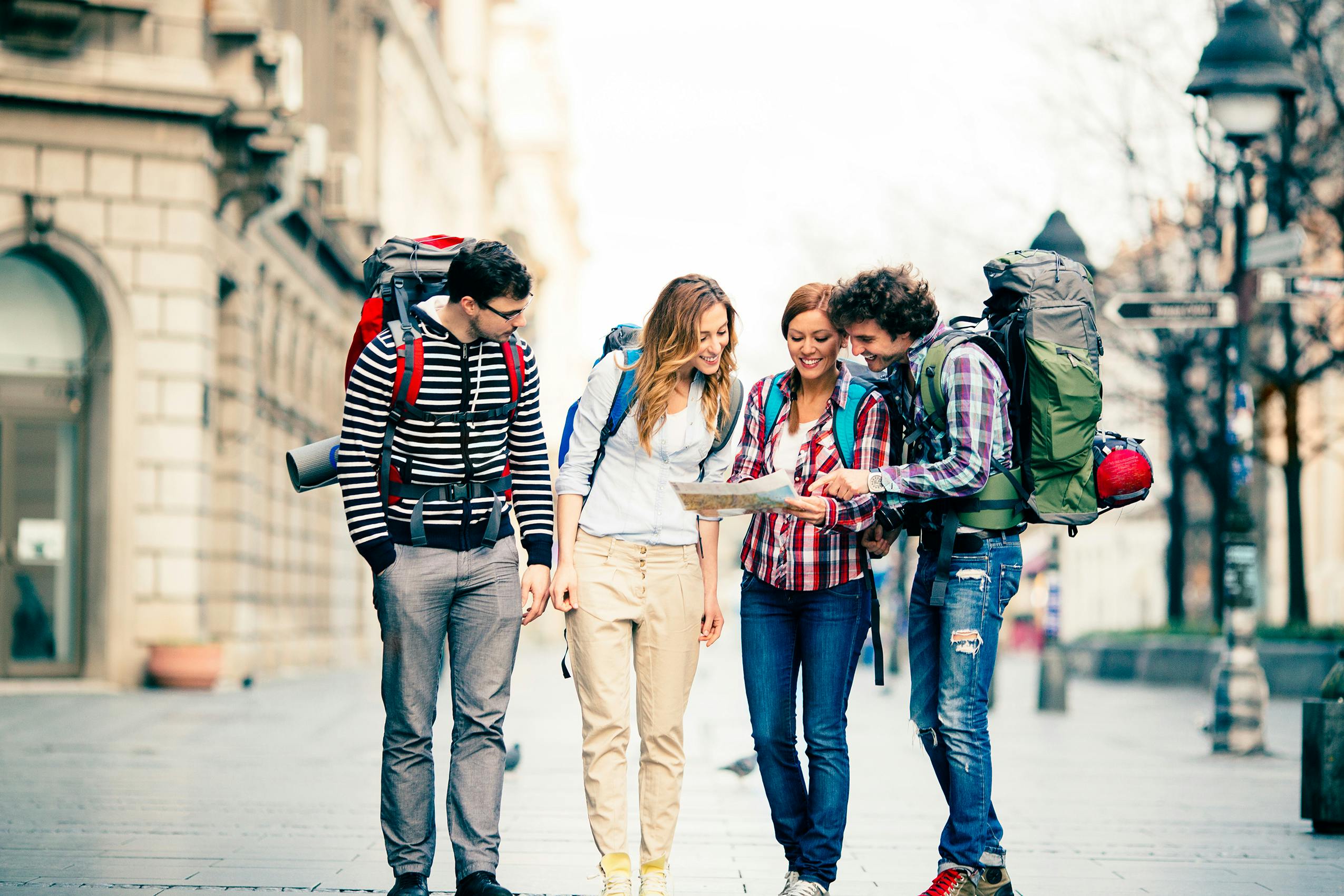 When most people travel. Туристы в городе. Подростки путешествия. Люди в городе. Путешественник в городе.