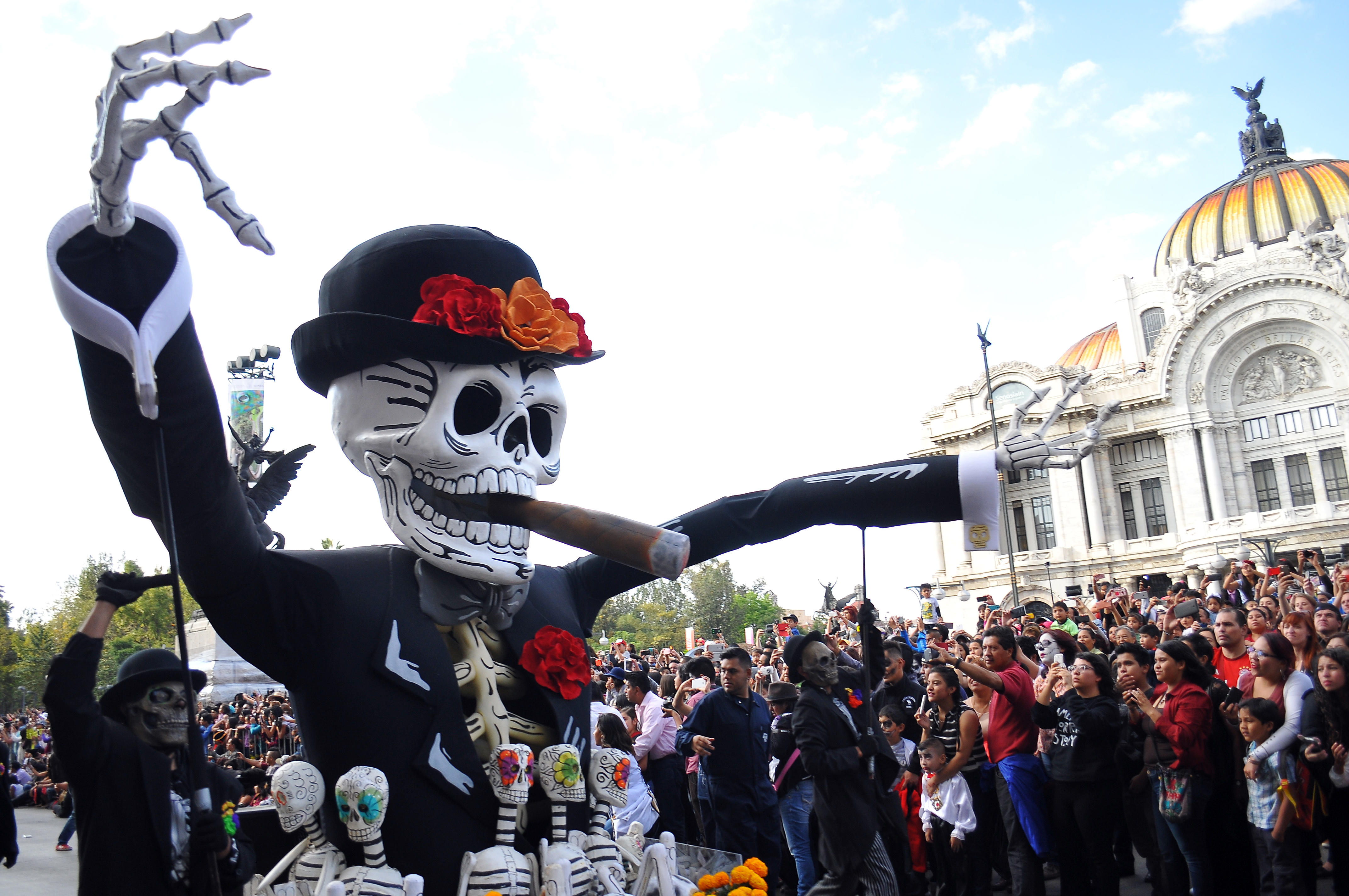 День мертвых в мексике. Парад мертвых в Мексике. Dia de los muertos парад. Dia de los muertos Мексика. Фестиваль мертвых в Мексике шествия.