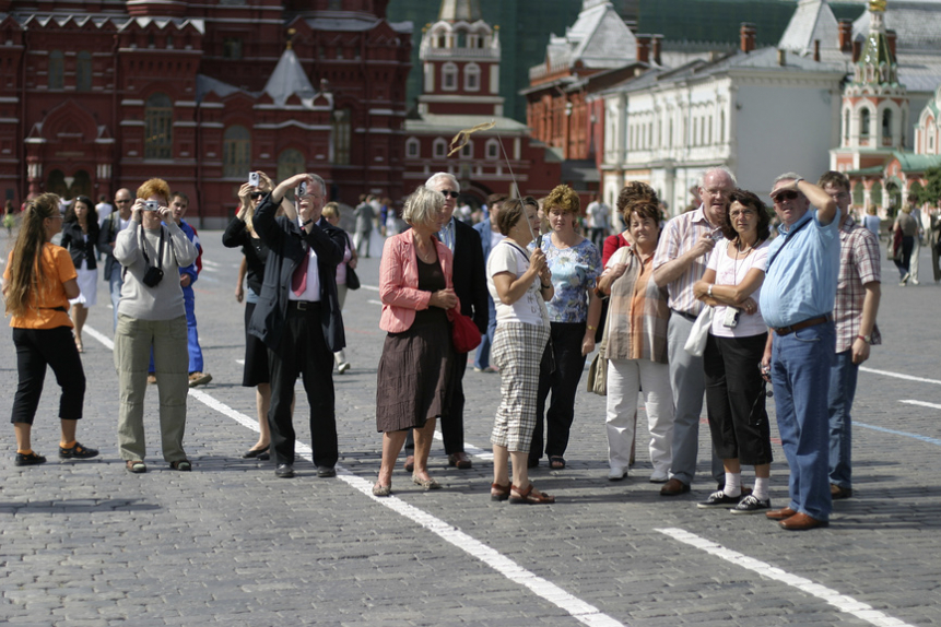 Экскурсовод повел группу в которой оказалась. Экскурсовод на красной площади. Экскурсовод ведет экскурсию для группы людей. Людей ведут на экскурсию. Туристы на красной площади.