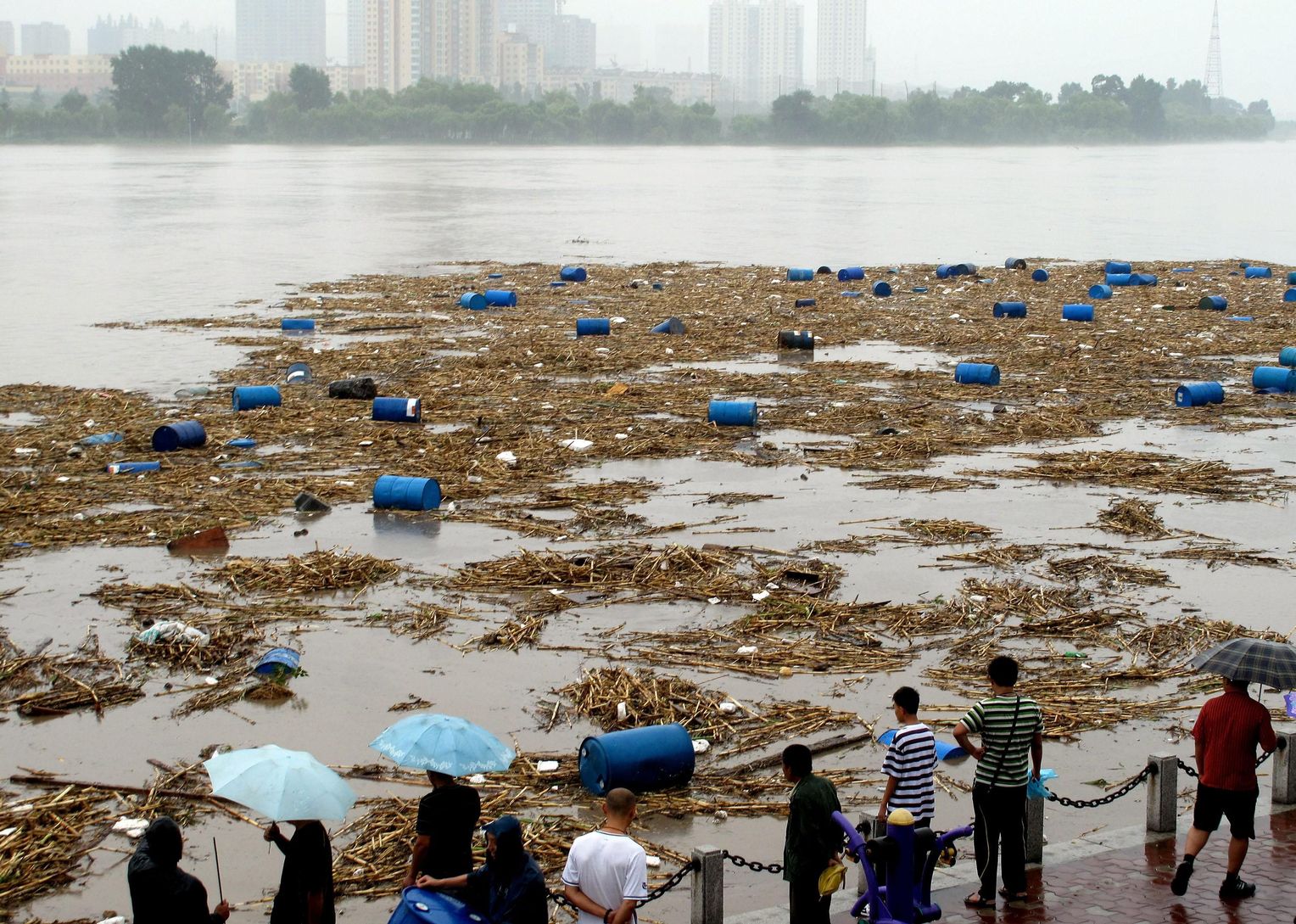Вода в реке амур. Река Сунгари Китай. Загрязненная река Амур. Загрязненная река Янцзы в Китае. Загрязнение реки Сунгари.