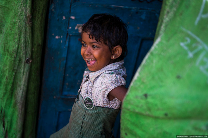 Как устроена жизнь в трущобах Мумбая – Дхарави (51 фото)