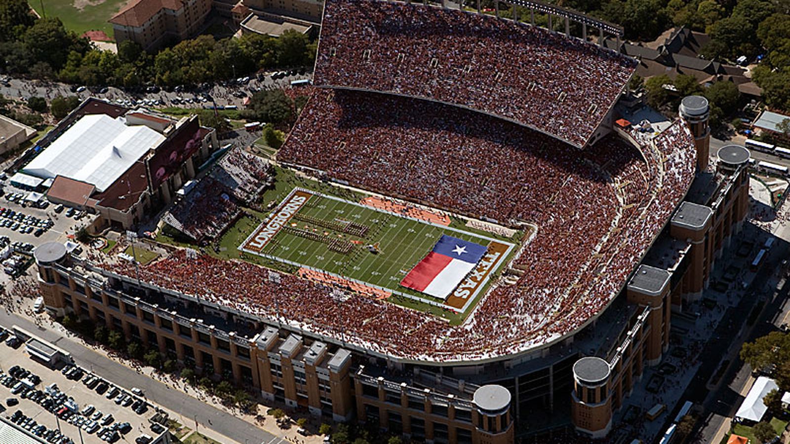 Стадион выше. Стадион лонгхорн Техас. Самый высокий стадион в мире футбольный. Стадион 100 000 зрителей.