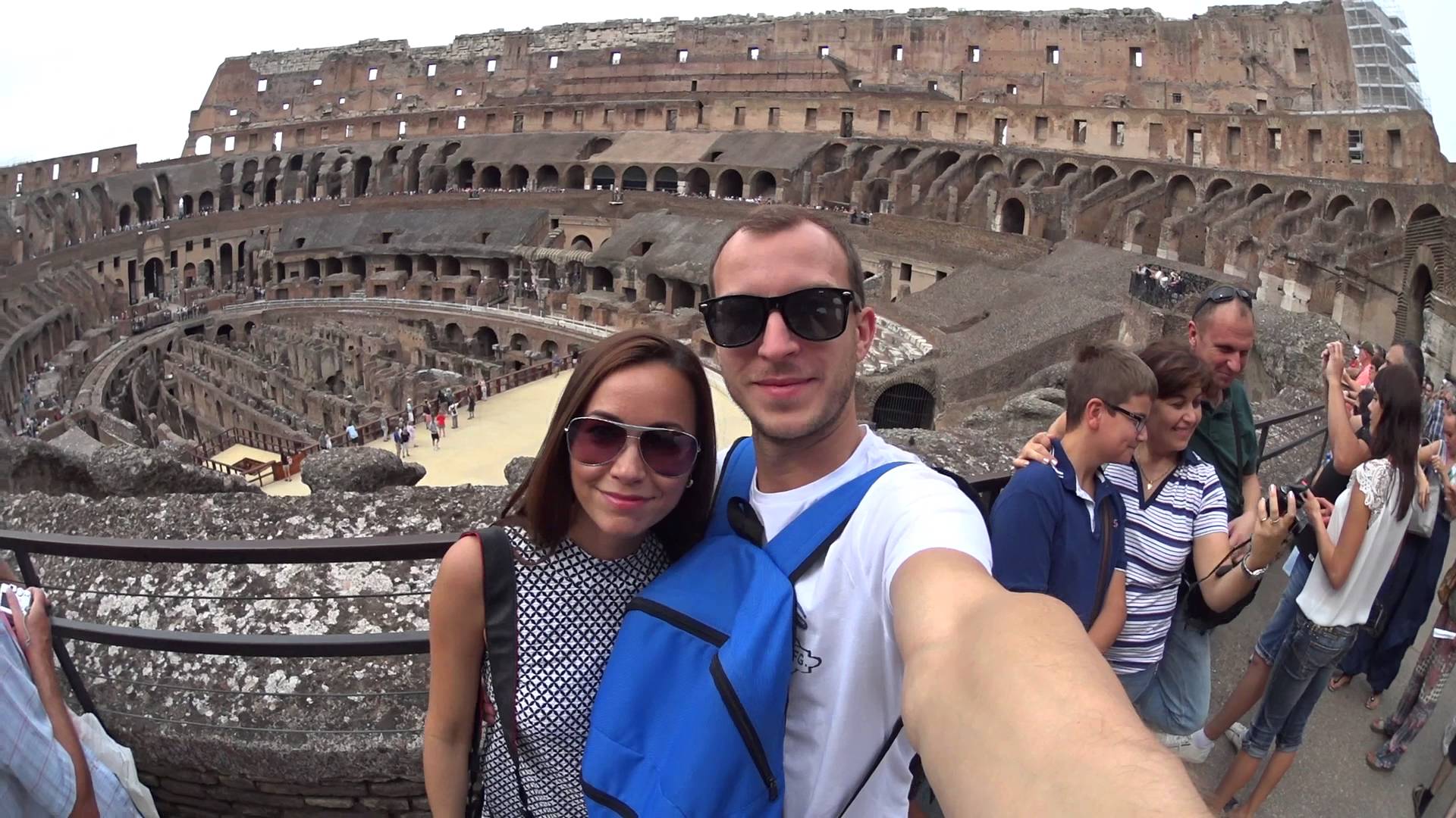 Группа туристов из италии. Туристы в Риме. Селфи Рим. Колизей туристы. Селфи на фоне Колизея.