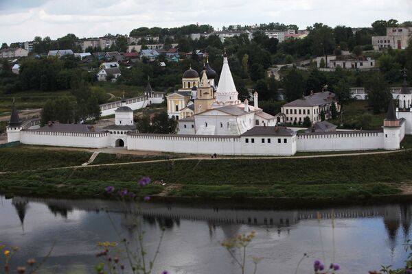 Вид на Старицкий Свято-Успенский мужской монастырь со стороны реки Волги