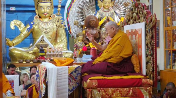 Далай-лама проводит духовные  учения для буддистов России в Дхарамсале, Индия