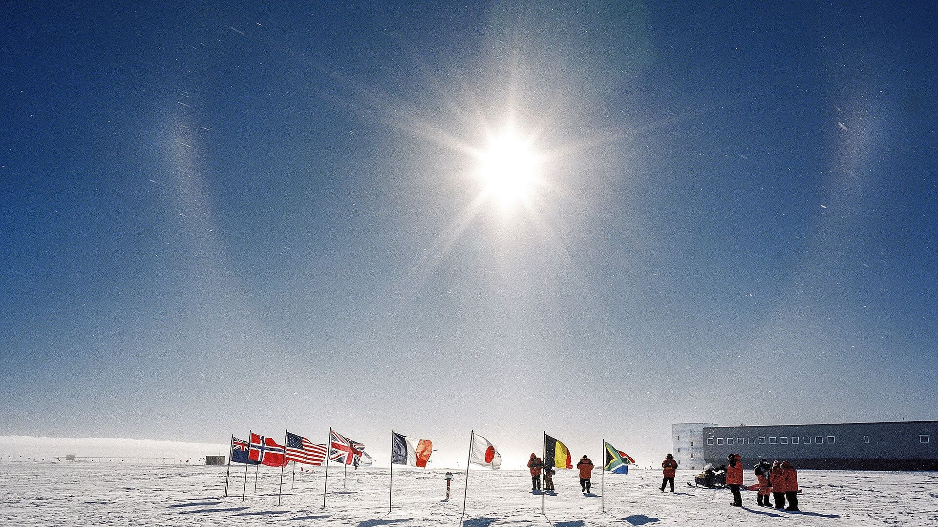 Южный полюс день и ночь. Станция Амундсен Скотт в Антарктиде. Южный полюс Антарктида. Американская антарктическая станция Амундсен Скотт. Церемониальный Южный полюс.