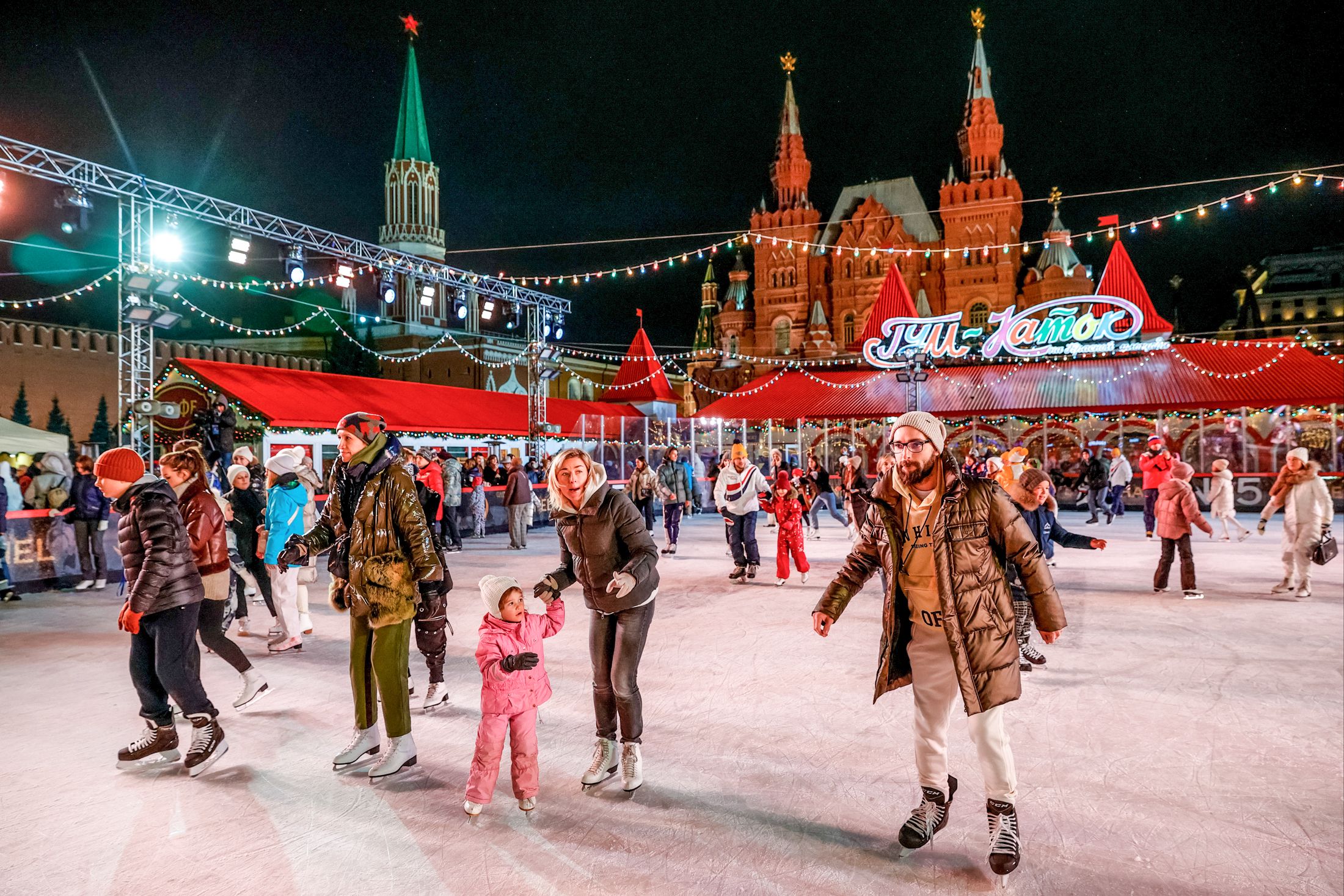 Москва новогодние дни. Москва красная площадь ГУМ-каток. ГУМ-каток Москва 2022. ГУМ каток 2021. Красная площадь ГУМ-каток каток.