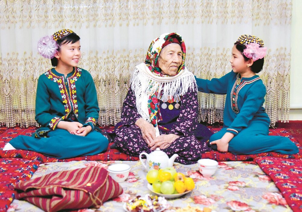 Как живут туркмены. Туркменский национальный платок. Туркменистан люди. Бедные женщины Туркменистана. Туркменистан долгожительница.