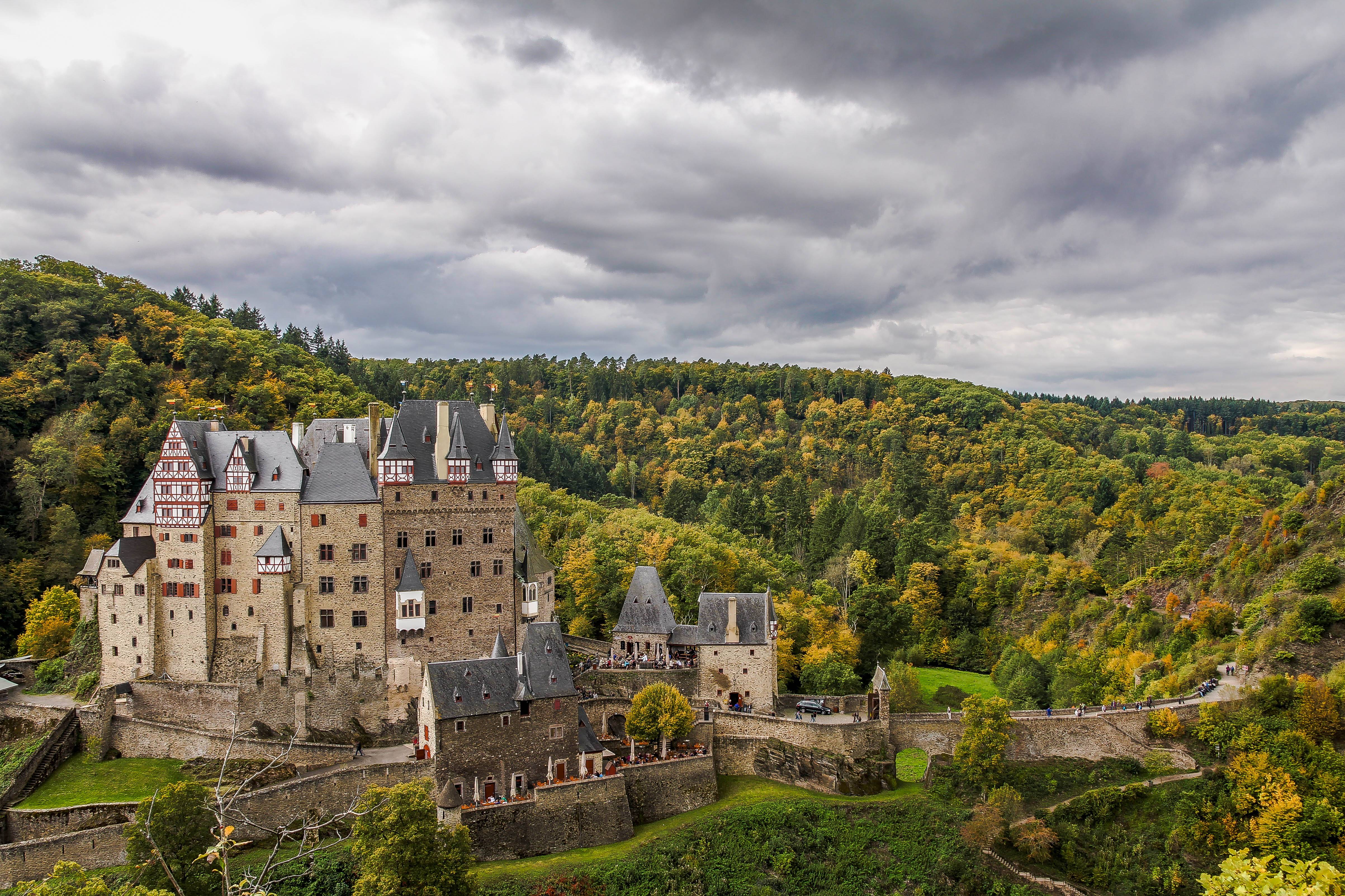 Бург. Бург Эльц Германия. Замок Бург Эльц. Замок Эльц (Burg Eltz). Замок Бург Эльц Германия стиль.