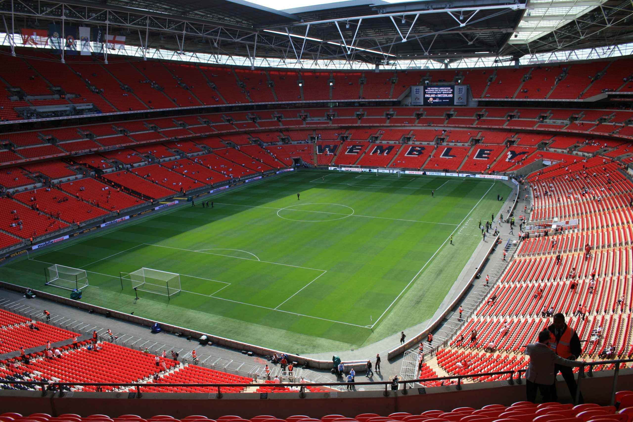 Stadium английский. Стадион Уэмбли в Лондоне. Уэмбли Арена. Стадион Уэмбли стадионы Лондона. Уэмбли 2024.