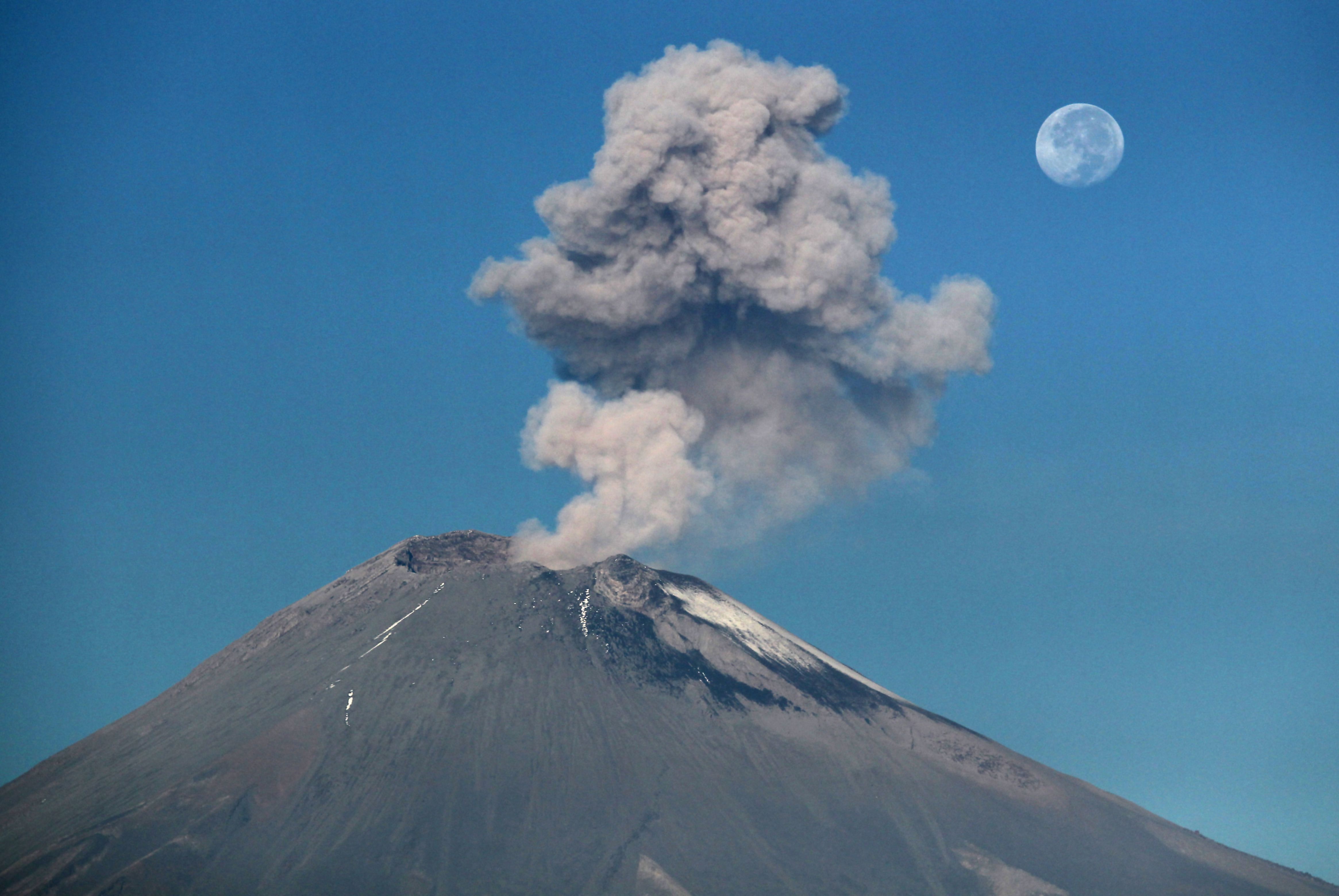 Наивысший вулкан северной америки. Мексика вулкан Попокатепетль. Вулкан Попокатепетль извержение. Мехико вулкан. Вулкан Эль попо.
