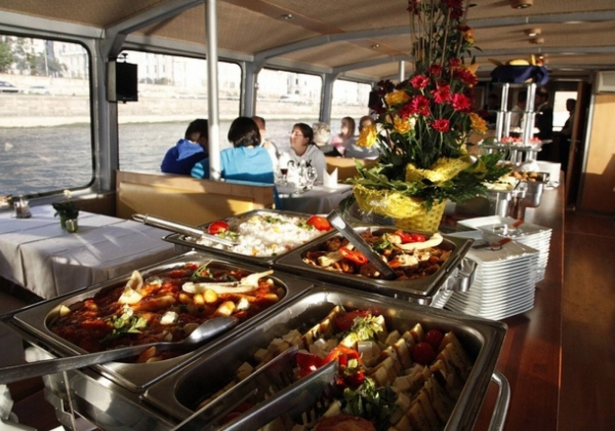 Еда развлечения. Круиз по Дунаю. Еда и развлечения. Питание на борту теплохода. Буфет Будапешт.