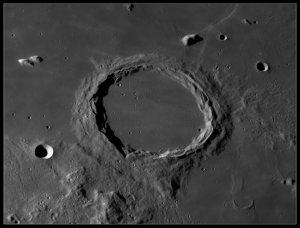 Кратер на луне в честь. Кратер Кеплер на Луне. Кратер Архимед на Луне. Гиппарх (лунный кратер). Платон (лунный кратер).
