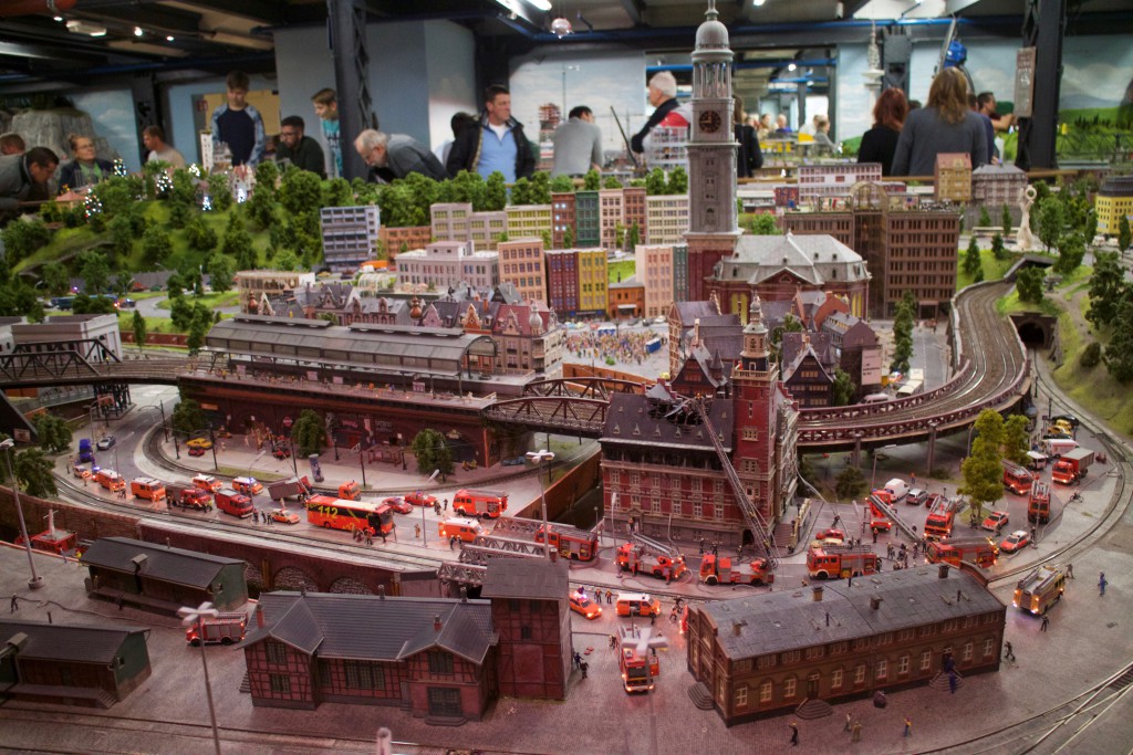 Миниатюрная огромный. Миниатюр Вандерленд Гамбург. Музей Miniatur Wunderland. Миниатюрная Страна чудес в Гамбурге. Miniatur Wunderland Hamburg здание.