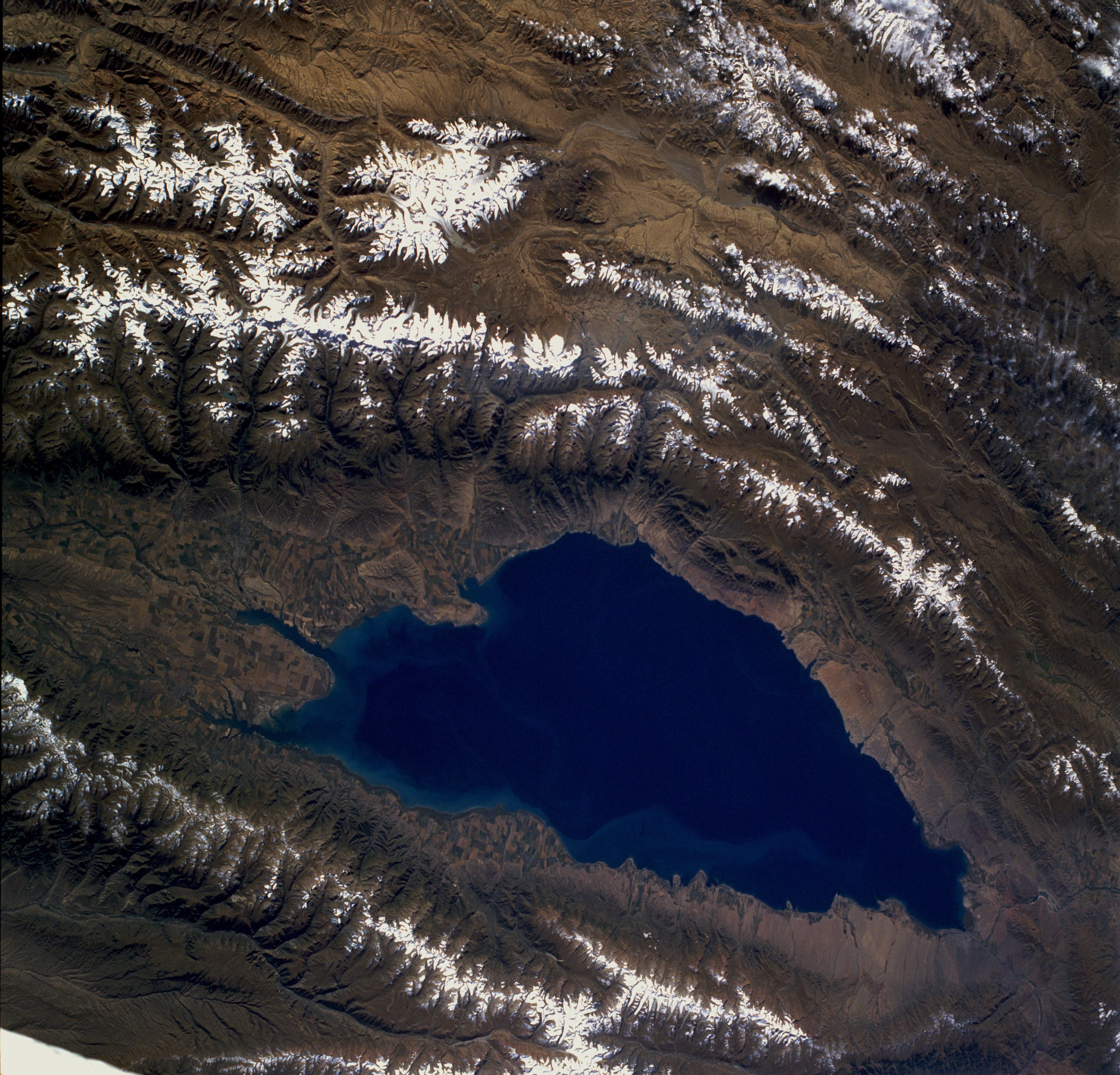 Котловина больших озер. Озеро Иссык Куль котловина. Озеро Иссык-Куль бессточное. Природа Кыргызстана Иссык Куль. Озеро Иссык-Куль с высоты Киргизия.