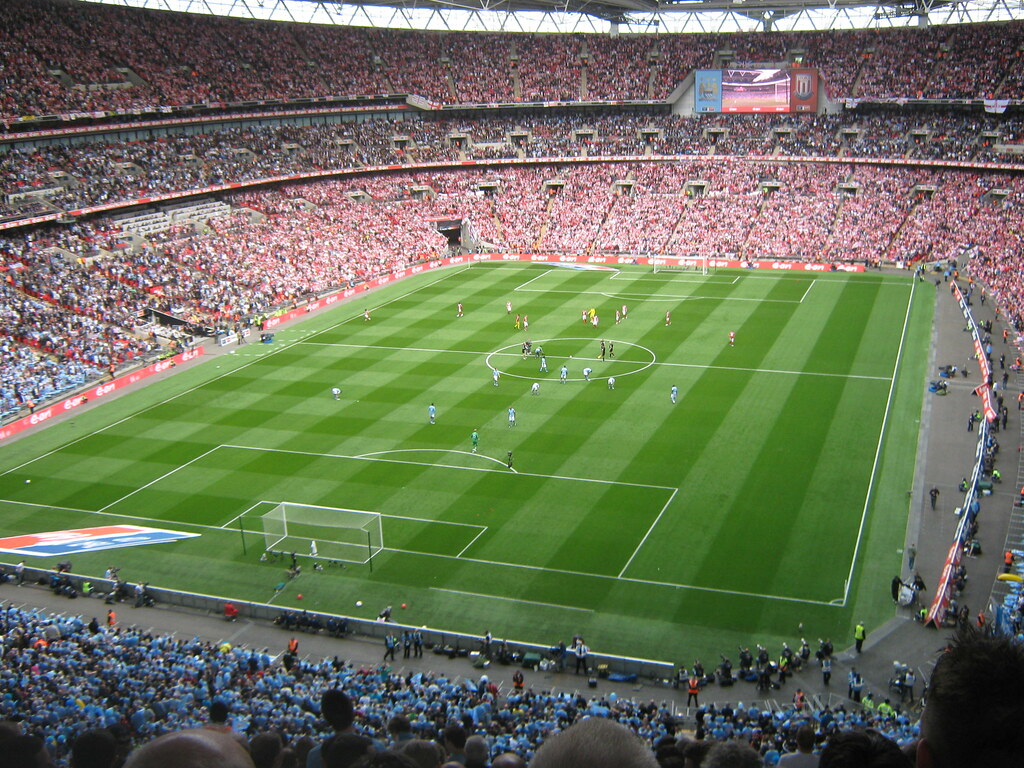 Самый дорогой стадион. Вилбандон Англия стадион. 20 Тысячный футбольный стадион. Маленький футбольный стадион. Самый маленький футбольный стадион.