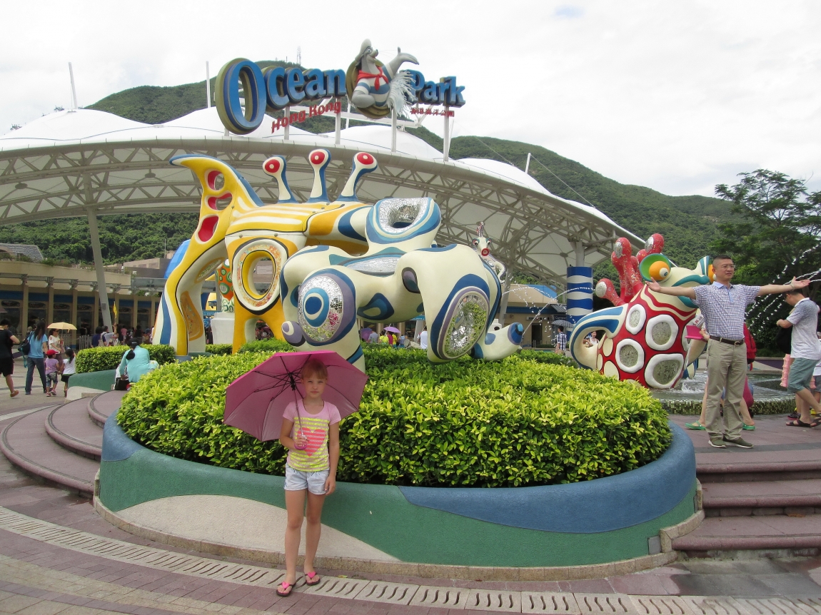 Император оушен парка. Оушен парк в Гонконге. Ocean Park Гонконг земля приключений. Горка оушен парк Гонконг клоун. Гонконг оушен парк фото.