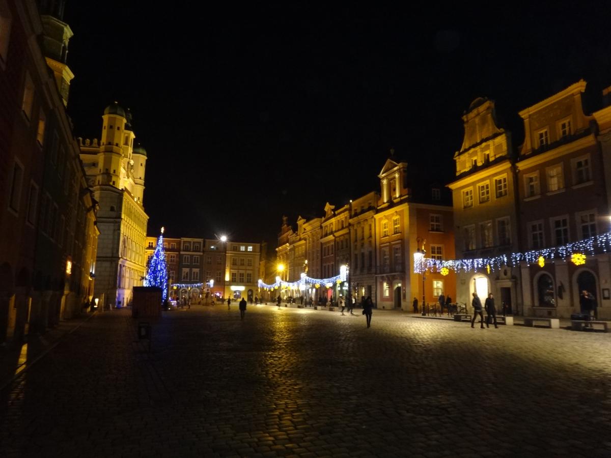 Poznan. Польша Познань Авенида. Вечерний Познань. Польша вечером. Рыночная площадь вечером.