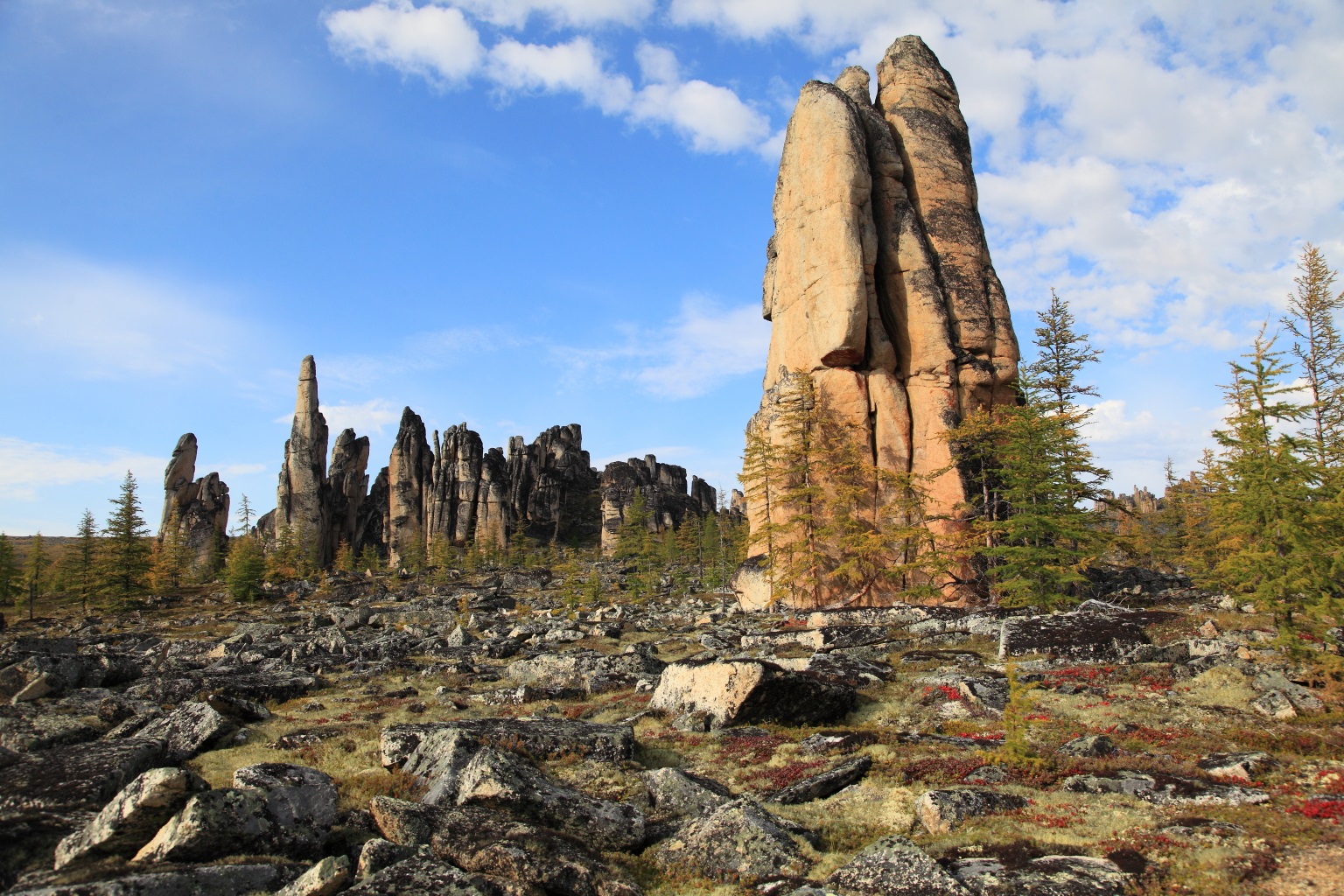 Якутия фото. Бутылочная скала. Нерюнгринский улус Якутия. Поющие скалы Якутия. Бутылочная скала Нерюнгри. Бутылочная скала Нерюнгри фото.